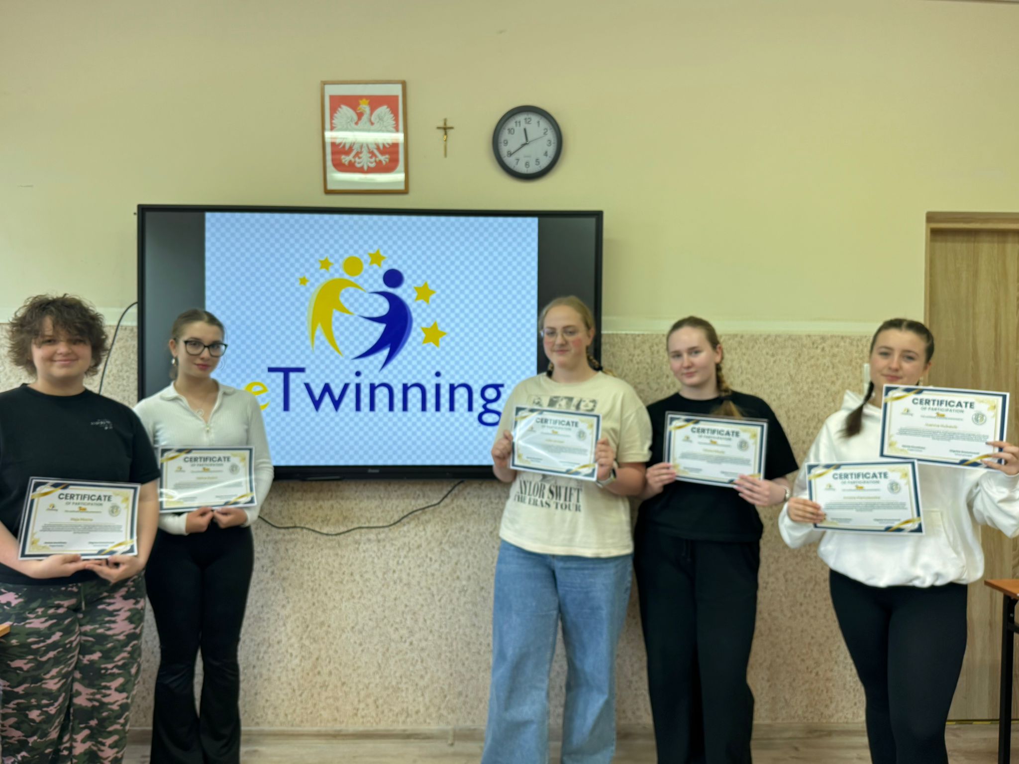 2 etwining pupils